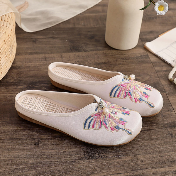 Γυναικείες στρογγυλεμένες παντόφλες από σατέν και χρωματιστό κέντημα