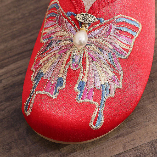 Γυναικείες στρογγυλεμένες παντόφλες από σατέν και χρωματιστό κέντημα