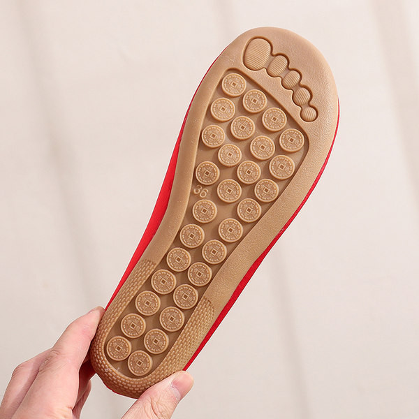 Γυναικείες στρογγυλεμένες παντόφλες από σατέν και χρωματιστό κέντημα