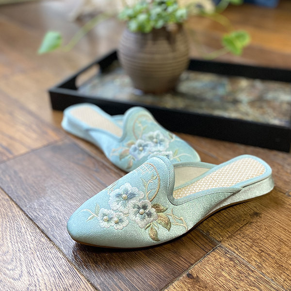 Moteriškos satino šlepetės su gėlių siuvinėjimu