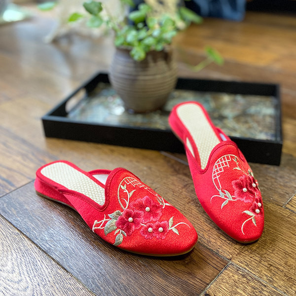 Moteriškos satino šlepetės su gėlių siuvinėjimu