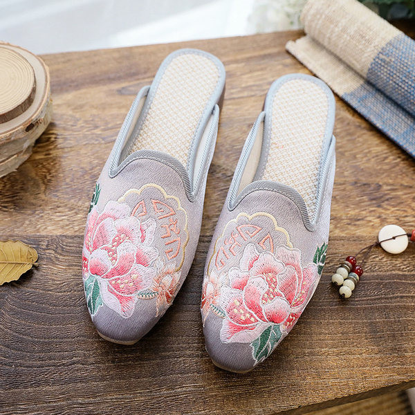 Ženske zatvorene papuče s izvezenim cvijećem