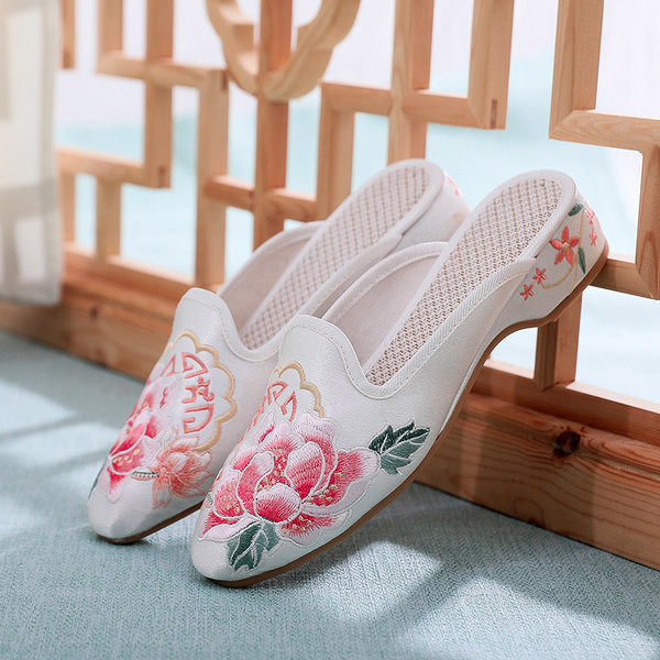 Ženske zatvorene papuče s izvezenim cvijećem