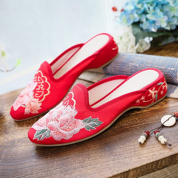 Ženske zatvorene papuče s izvezenim cvijećem