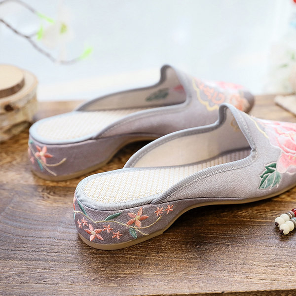 Ženske zatvorene papuče s izvezenim cvijećem