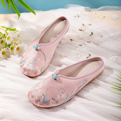 Satiinist värvilise tikandiga sussid