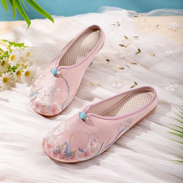 Satiinist värvilise tikandiga sussid