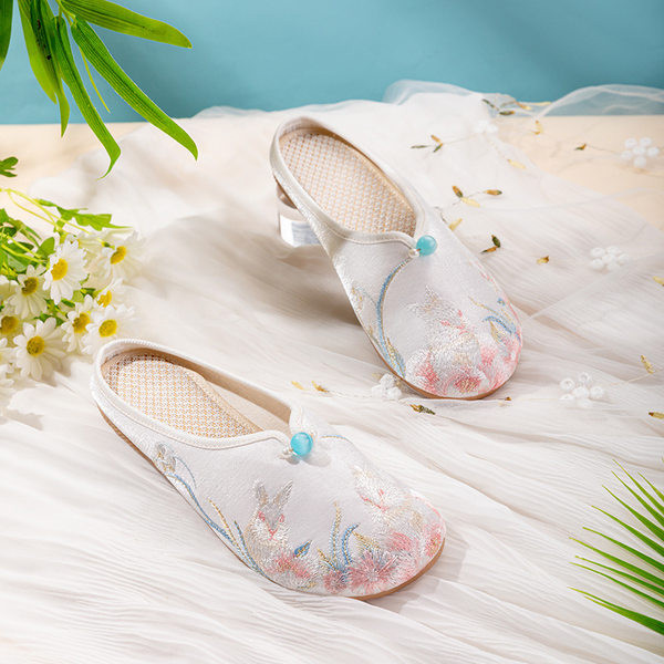 Satiinist värvilise tikandiga sussid