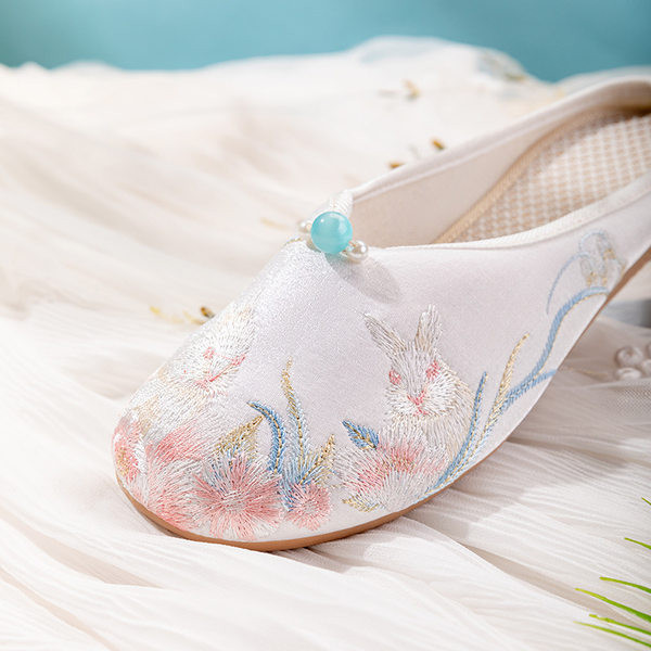 Satiinist värvilise tikandiga sussid