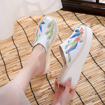 Νέο μοντέλο γυναικείες κλειστές παντόφλες με κέντημα