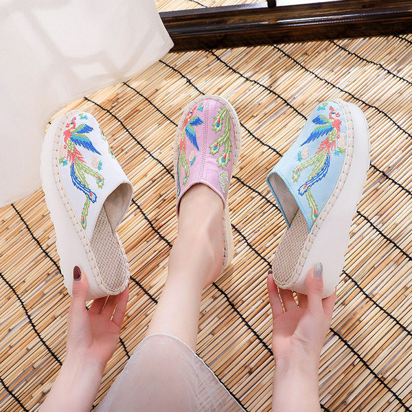 Νέο μοντέλο γυναικείες κλειστές παντόφλες με κέντημα