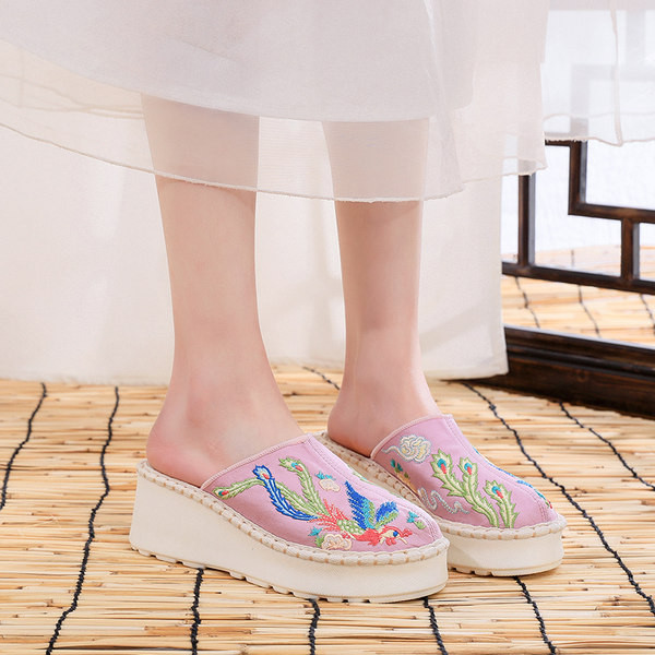 Νέο μοντέλο γυναικείες κλειστές παντόφλες με κέντημα