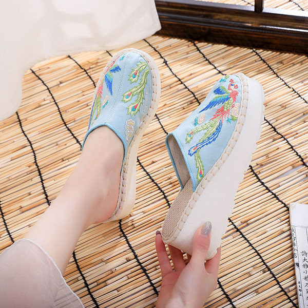 Νέο μοντέλο γυναικείες κλειστές παντόφλες με κέντημα