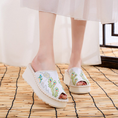 Γυναικείες παντόφλες με σόλα ύψους 6 cm και κέντημα