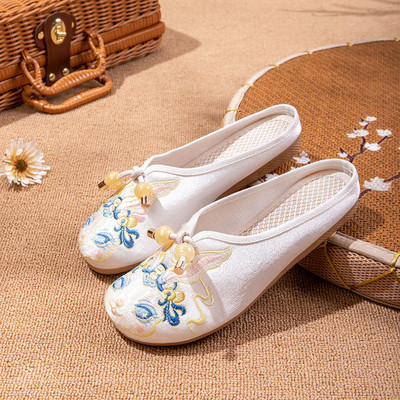 Γυναικείες κλειστές παντόφλες με κέντημα και πέρλες