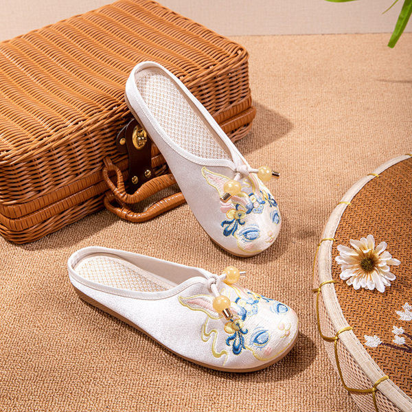 Γυναικείες κλειστές παντόφλες με κέντημα και πέρλες