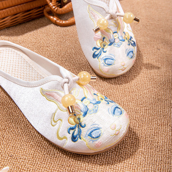 Γυναικείες κλειστές παντόφλες με κέντημα και πέρλες