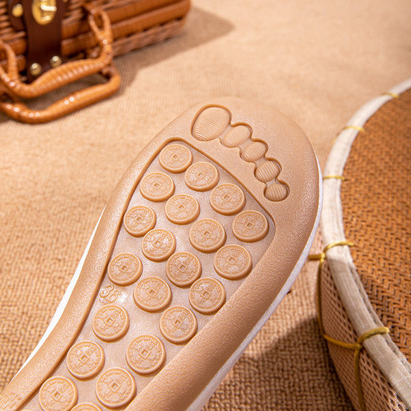 Γυναικείες κλειστές παντόφλες με κέντημα και πέρλες