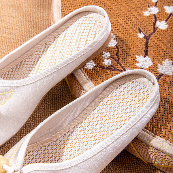 Γυναικείες κλειστές παντόφλες με κέντημα και πέρλες