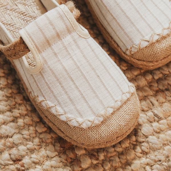 Casual κλειστές παντόφλες με επίπεδη σόλα