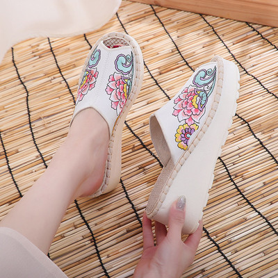 Ženske papuče s cvjetnim uzorkom i platformom