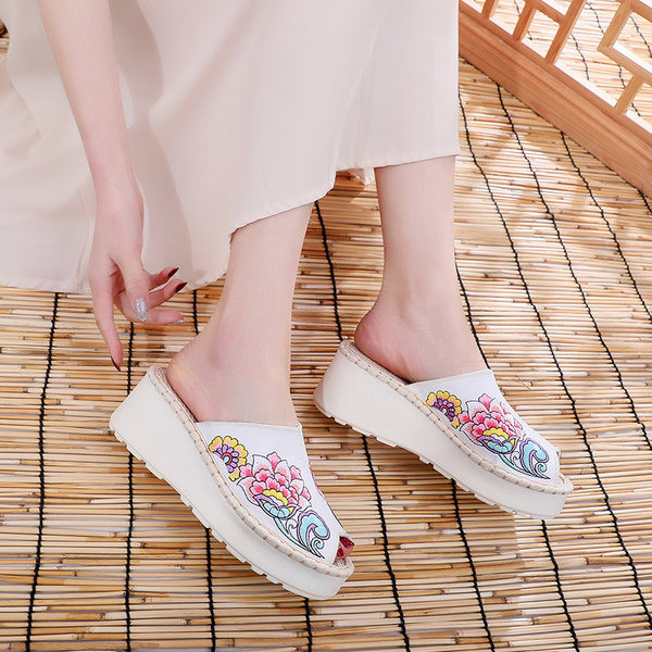 Ženske papuče s cvjetnim uzorkom i platformom