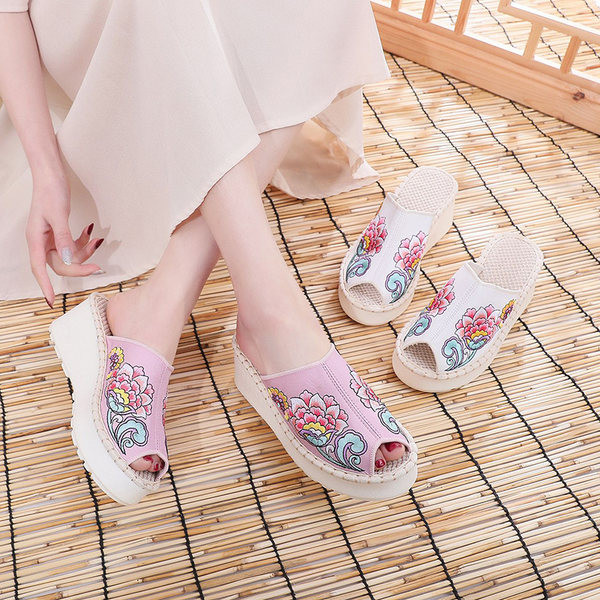 Ženske papuče s cvjetnim uzorkom i platformom