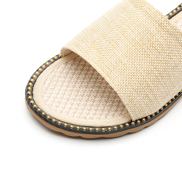 Običan model ženskih papuča sa remenom od eko kože