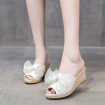 Ležerne papuče s trakom i platformom visine 6 cm