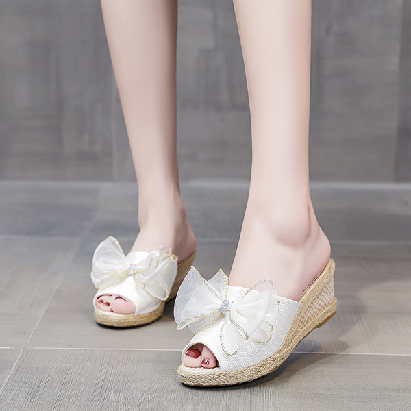 Ležerne papuče s trakom i platformom visine 6 cm