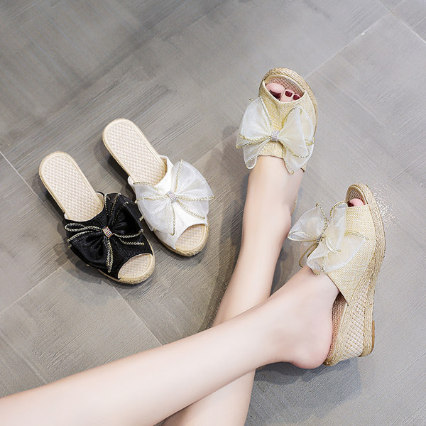 Ležerne papuče s trakom i platformom visine 6 cm