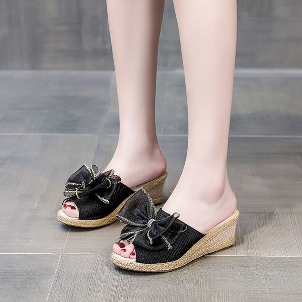 Ležerne papuče s trakom i platformom visine 6 cm