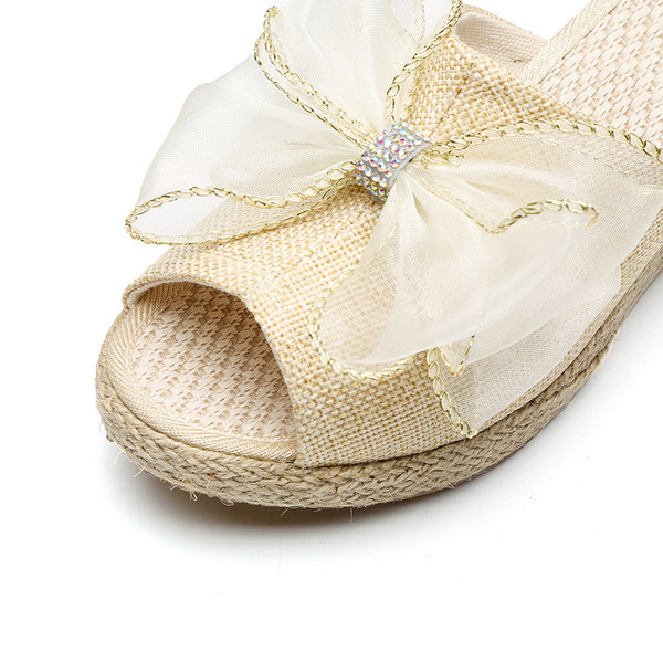 Ležerne papuče s trakom i platformom visine 6 cm