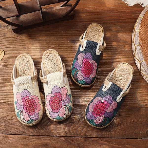 Ženske papuče s ravnim potplatom i izvezenim cvijetom