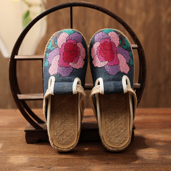 Ženske papuče s ravnim potplatom i izvezenim cvijetom