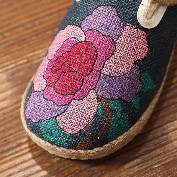 Ženske papuče s ravnim potplatom i izvezenim cvijetom