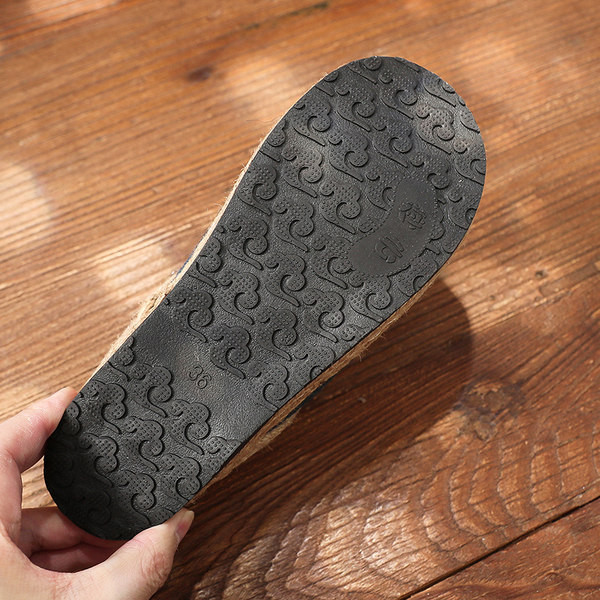 Ženske papuče s ravnim potplatom i izvezenim cvijetom