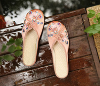 Naujo modelio moteriškos šlepetės su siuvinėjimais - kelių spalvų