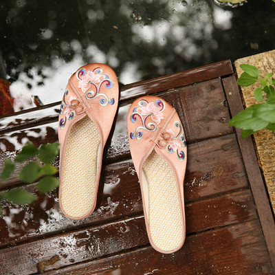 Naujo modelio moteriškos šlepetės su siuvinėjimais - kelių spalvų