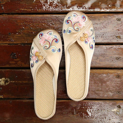 Naujo modelio moteriškos šlepetės su siuvinėjimais - kelių spalvų