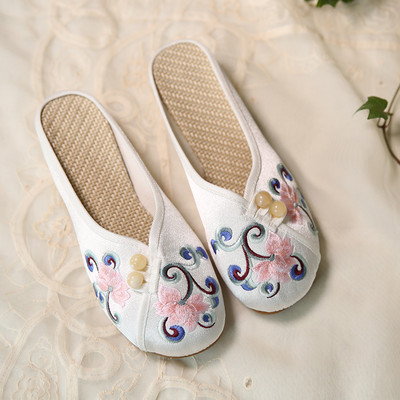 Naujo modelio moteriškos šlepetės su siuvinėjimais - kelių spalvų