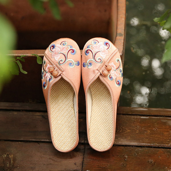 Naujo modelio moteriškos šlepetės su siuvinėjimais - kelių spalvų