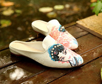 Ženske papuče s vezom na ravnom potplatu i bisernim ukrasom