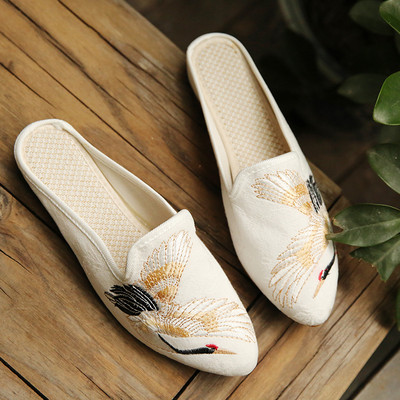 Ženske papuče s vezom na ravnom potplatu i bisernim ukrasom