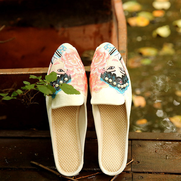 Ženske papuče s vezom na ravnom potplatu i bisernim ukrasom