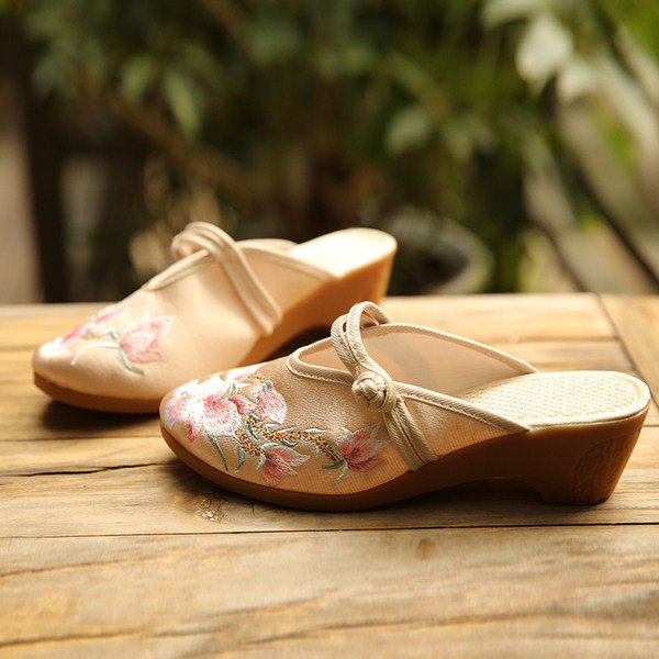 Naiste sussid 5 cm platvormi ja tikandiga