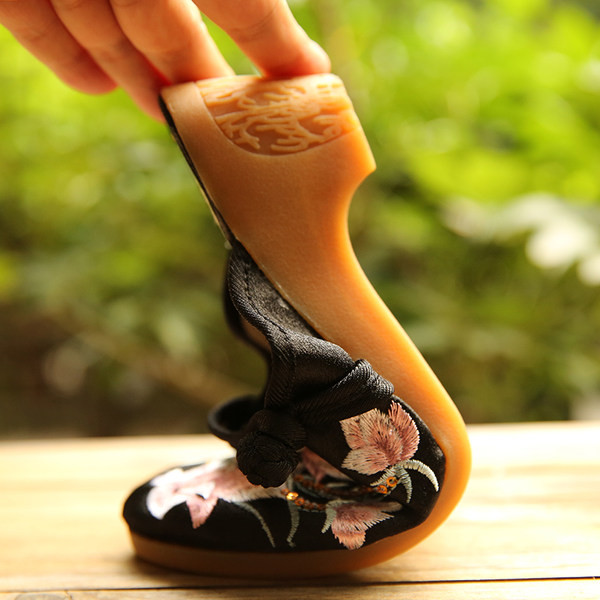 Naiste sussid 5 cm platvormi ja tikandiga