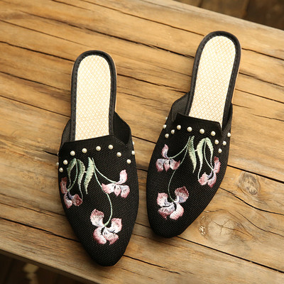 Naiste teravatipulised tikandiga sussid