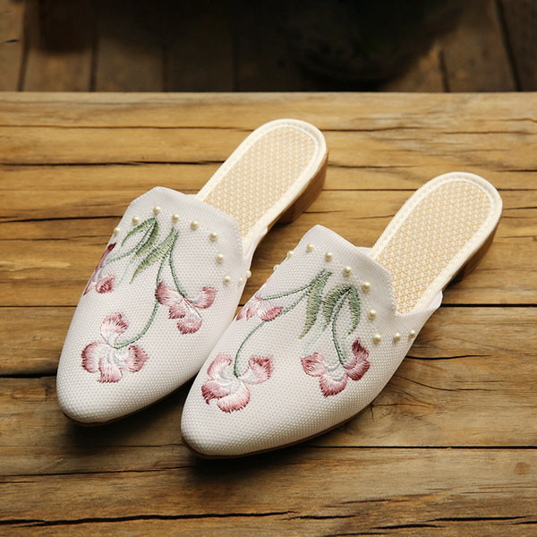 Naiste teravatipulised tikandiga sussid