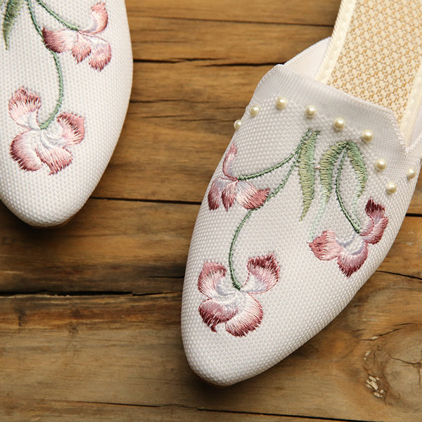 Naiste teravatipulised tikandiga sussid